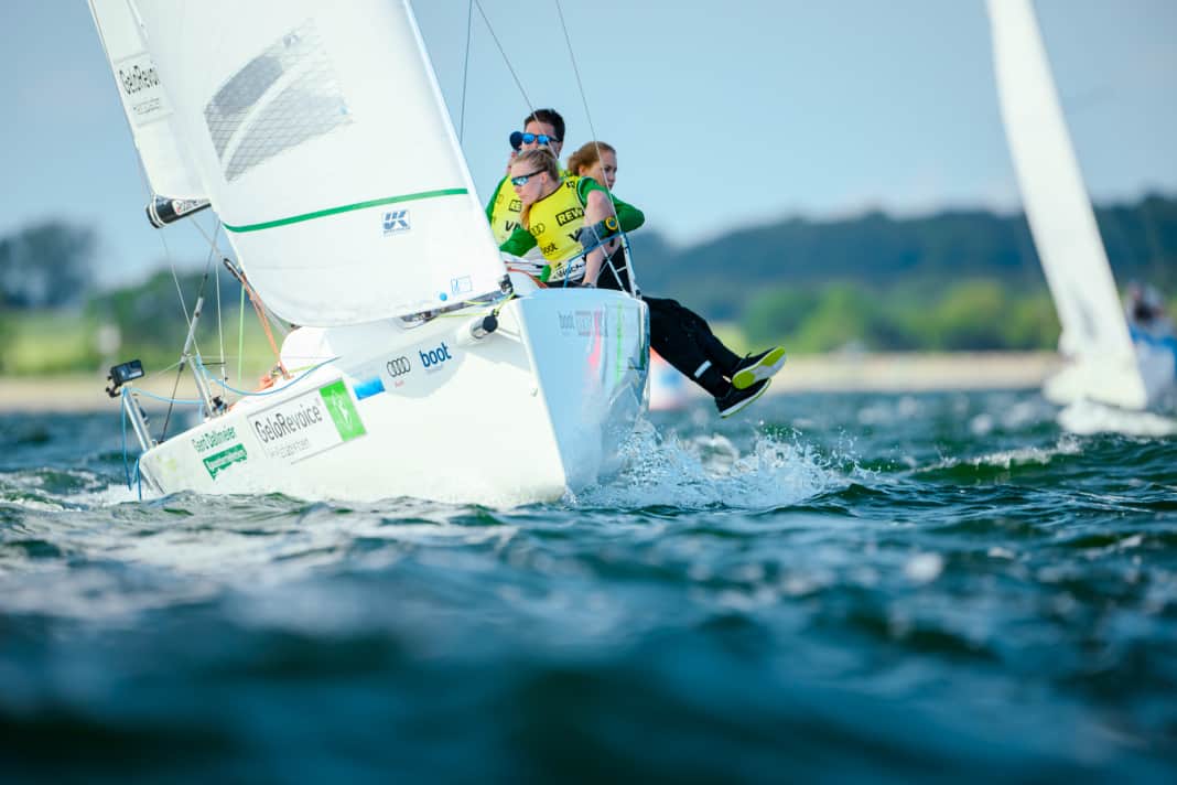 Die J/70-Crew um Julian Ramm ging führend in den dritten Tag, segelte auf Bahn Hotel unter den Kameras von KielerWoche.TV aber nicht nur Topplätze