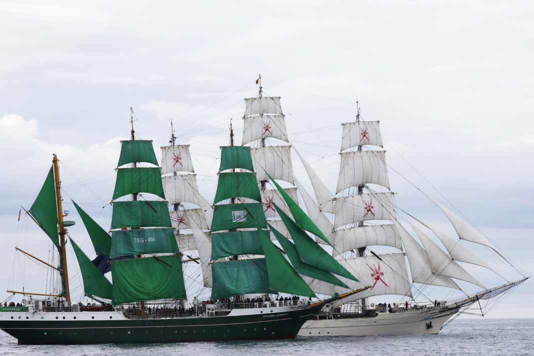 Kommen gemeinsam in Bremerhaven an: Die „Alexander von Humboldt II“ und die „Shabab Oman II“.