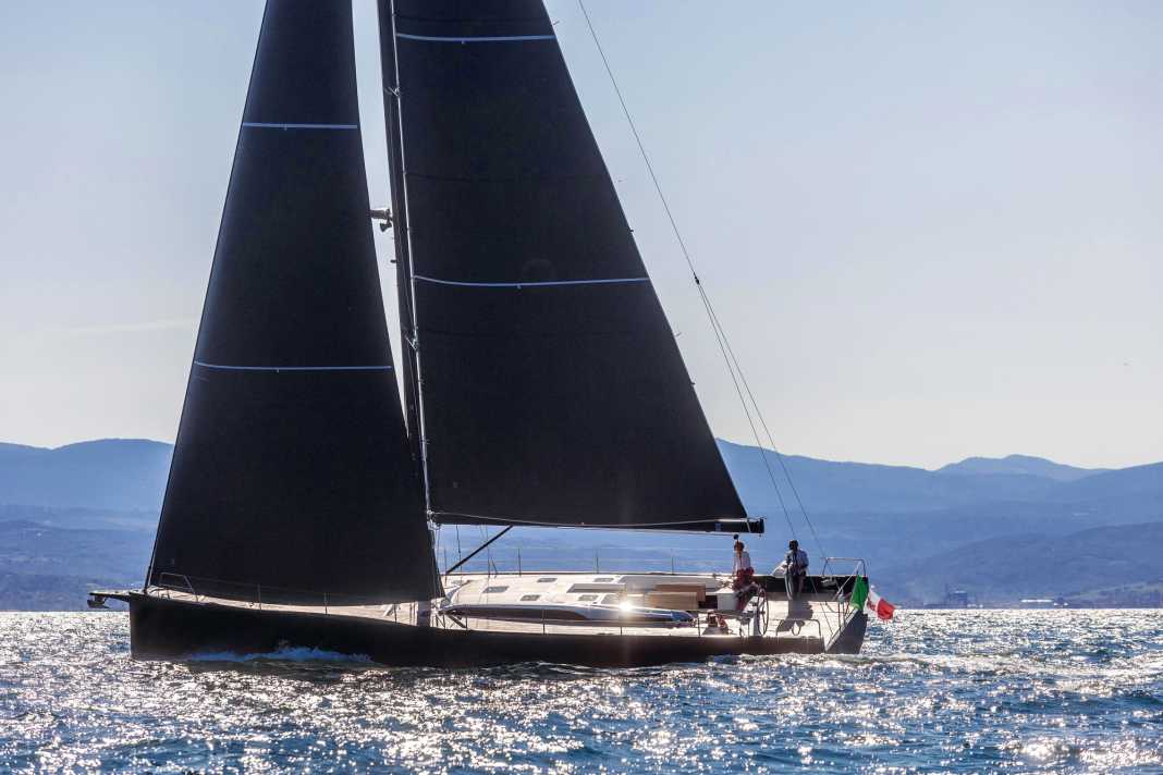 Solaris: Mit gleich zwei Großformaten aus dem Rechner von Designer Javier Soto Acebal kommen die Italiener an den Rhein und dominieren die Segelyacht-Halle 16. Fans sportlicher Segelyachten sollten sich die 25,8 Tonnen leichte Solaris 60 und...
