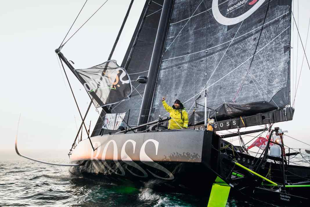 Relentless: Die Dokumentation zeigt Alex Thomsons Weg bei der Vendée Globe 2016/2017, bei der er in Führung liegend ein Stück Treibgut rammte und sich das Steuerbord-Foil abriss. Er segelte weiter und wurde Zweiter.