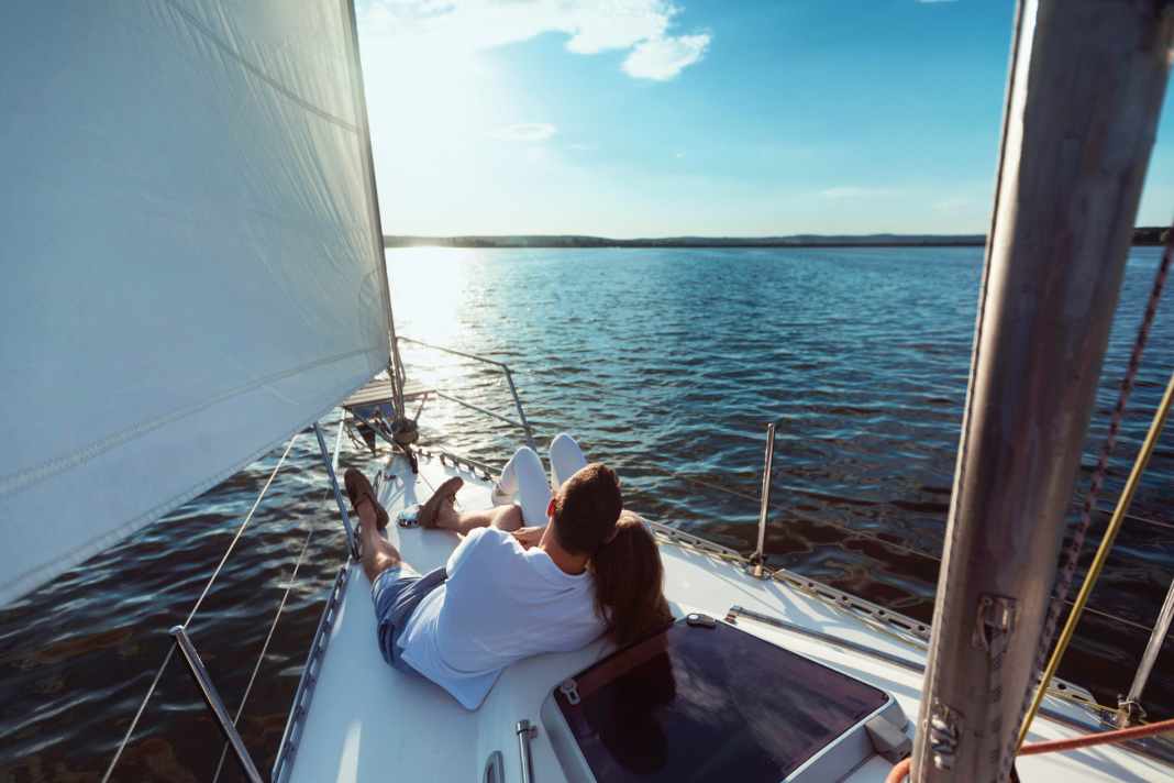 Auf dem Vorschiff liegen, aufs Wasser schauen, die Seele baumeln lassen – und das dank Sabbatical ohne Zeitdruck