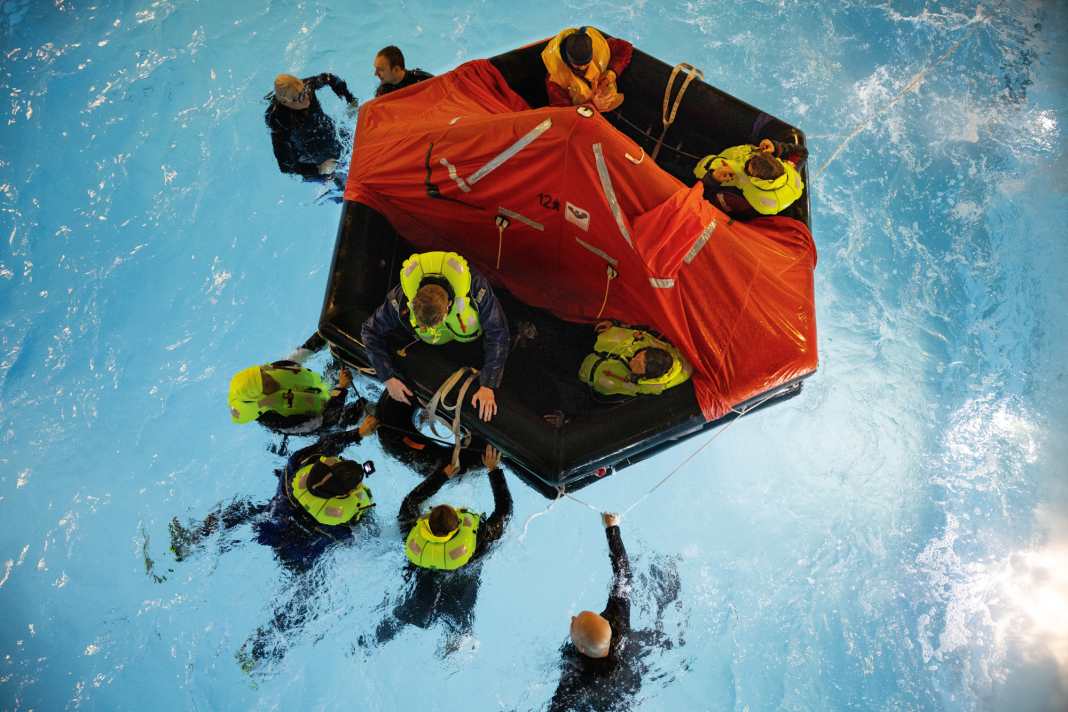 Bereit für den Worst Case?  Im Schwimmbad üben die Teilnehmer des Überleben-auf-See-Lehrgangs, in das Gummifloß zu klettern