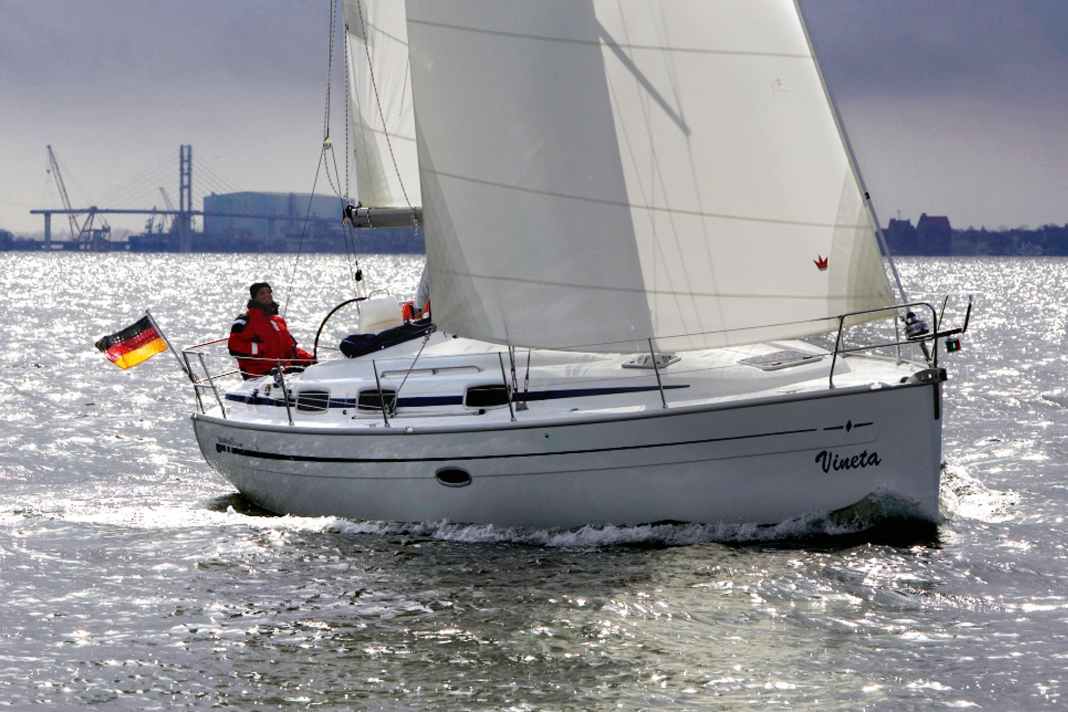 Bavaria 37: Viel umbauter Raum, niedriger Preis, mäßige Segeleigenschaften. Die 37er von 2006 war typisch für die Werft und ihre damalige Ausrichtung auf den Chartermarkt. Solides Fahrtenschiff. Rumpfl. 11,20 m; Breite 3,80 m; Gewicht 6,9 t; ab 90.000 Euro. YACHT-Test: Heft 11/2006