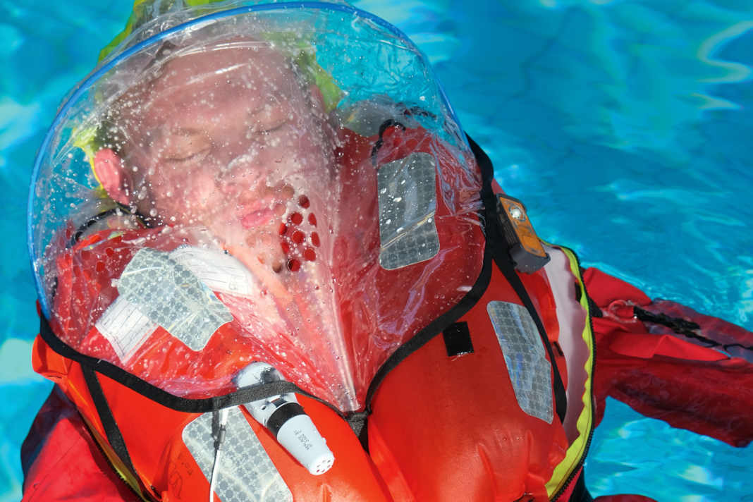 Die Spraycap schützt bei starkem Seegang vor Wasser in den Atemwegen
