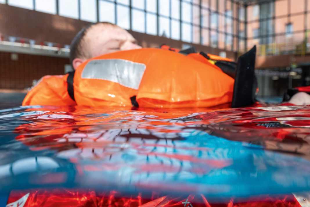 Wird die Rettungsweste gebraucht, geht es um Leben und Tod, und es ist kein Platz für Kompromisse. Wir haben 24 Exemplare der 150-Newton- und 275-Newton-Klasse getestet