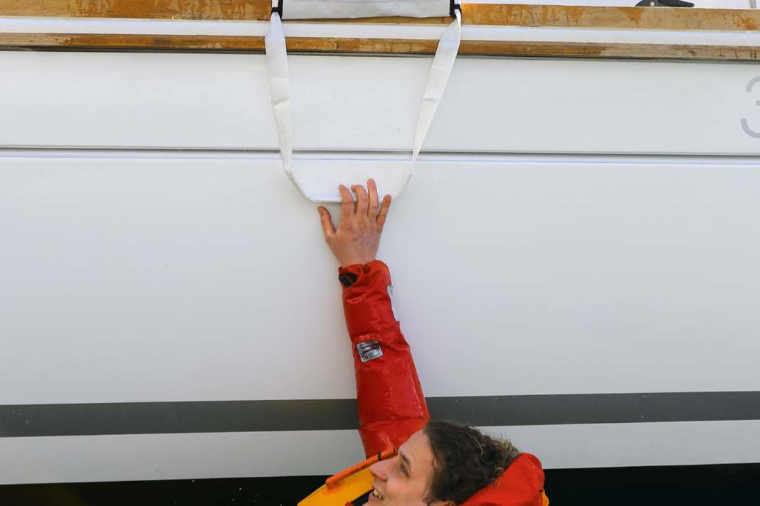 With prices of around 40 euros, emergency ladders such as the Safe Up from Lalizas are comparatively inexpensive. They can be activated from the water