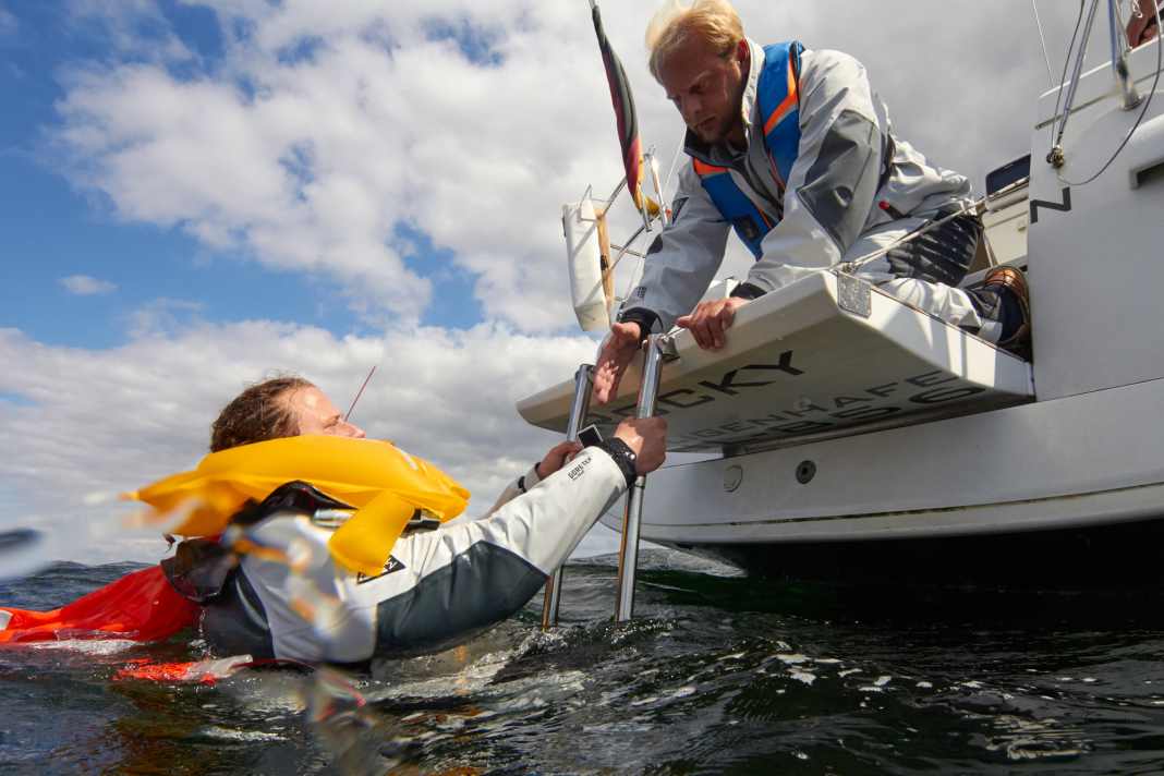 Zurück an der Yacht. Jetzt kommt der schwierigste Teil. Die Person muss aus dem Wasser raus und kann oft kaum noch mithelfen
