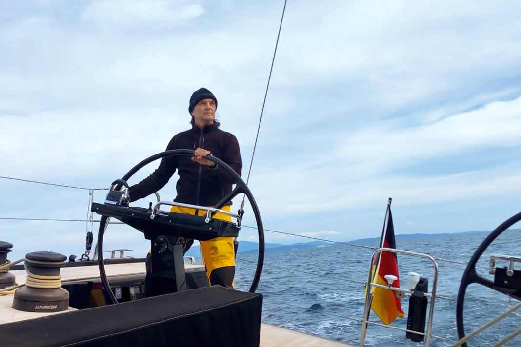 Una presa salda sul timone, non solo in mare, ma anche a terra dopo, quando l'ufficio coordina il momento di ripartire