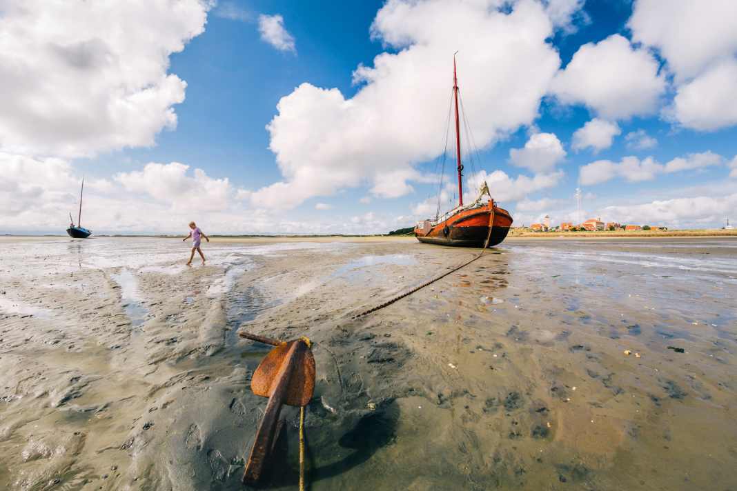 Trockengefallenes Plattbodenschiff vor  Terschelling. Für die Waddenzee lassen sich Strömungsdaten nun digital abrufen