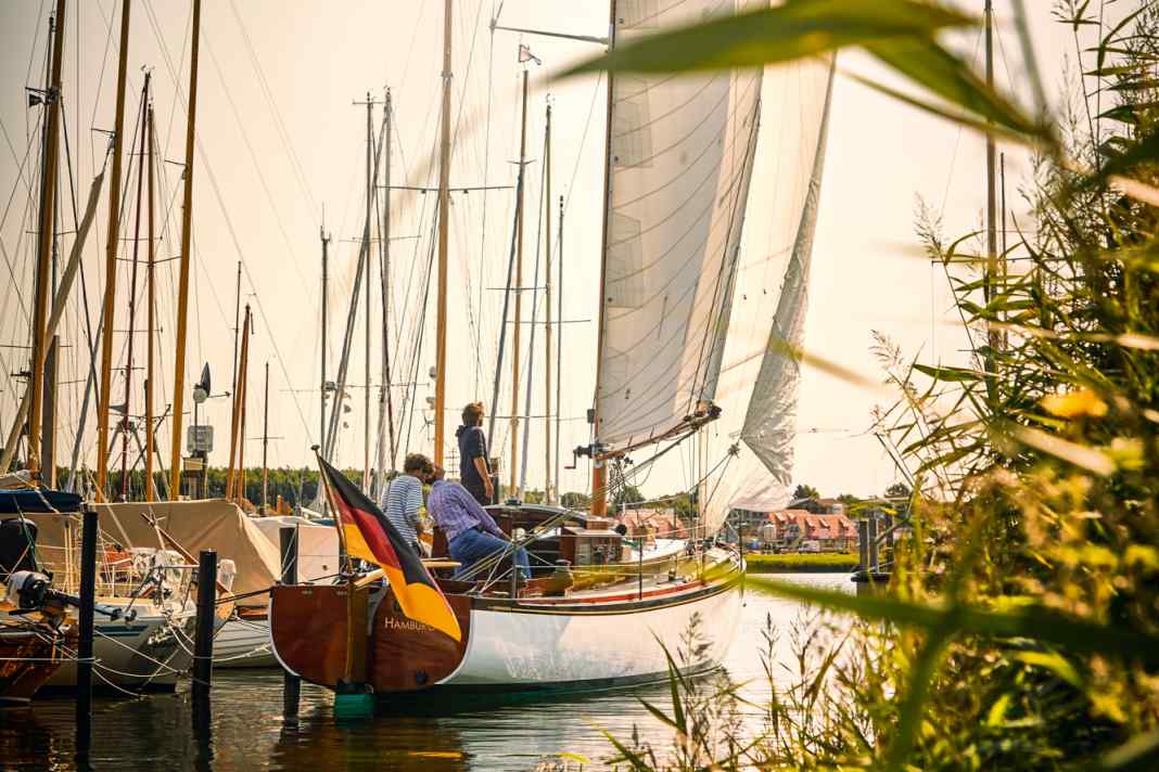 Stehen die Segel und liegt die Hafenausfahrt vor dem Bug, dann ist der schwierigste Teil des gesegelten Hafenmanövers schon vorbei