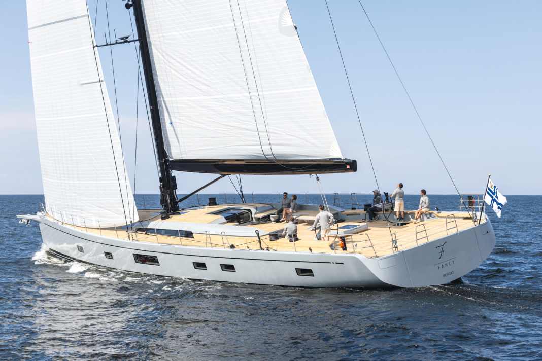 Quand chaque ligne est juste : Germán Frers a construit le Swan 108 et Lucio Micheletti l'a conçu. Le designer a par exemple récupéré la transition arrondie entre le tableau arrière et le pavois.
