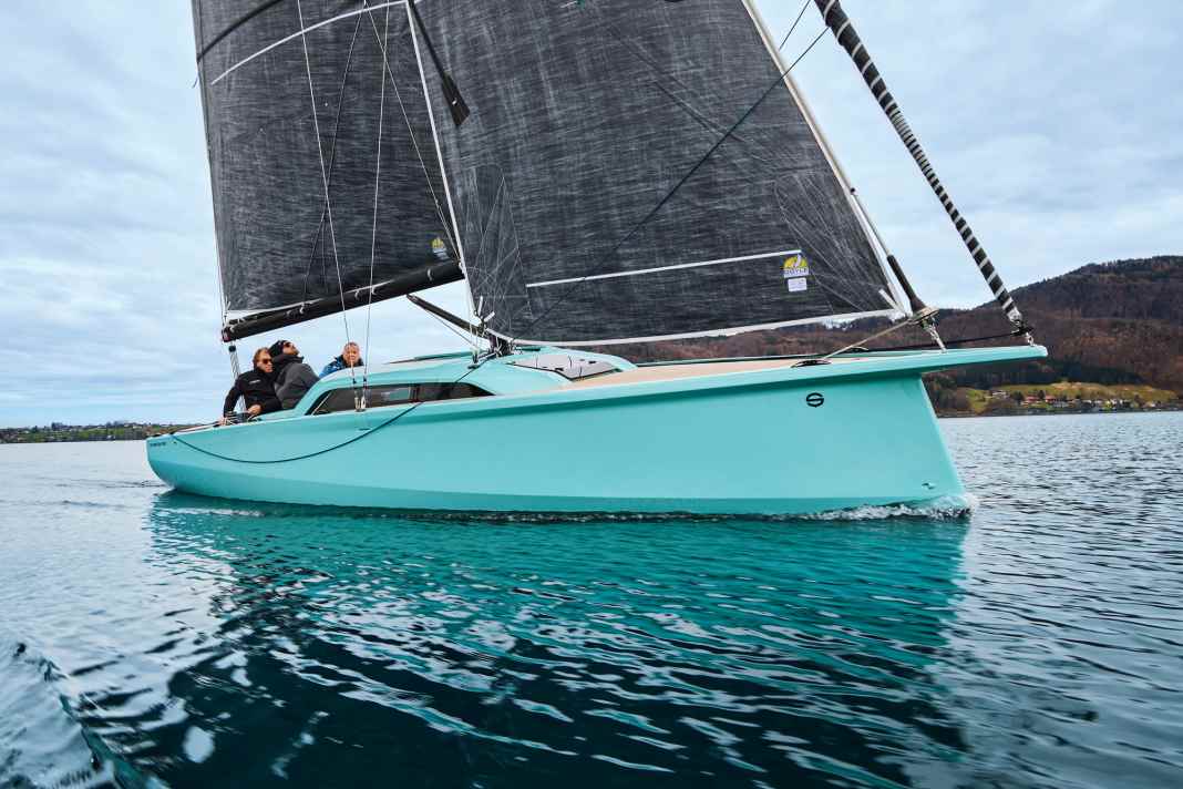 The negative stem, the overhanging deck and the diagonal chine characterise the look. Sailing characteristics? Lots of cloth, lots of speed, lots of fun