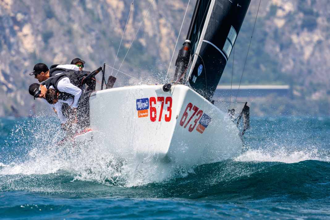 Bateau avec des qualités de preneur. Le Melges 24 aime le vent et les vagues. Sur la photo, l'équipe allemande de Peter Karrié.