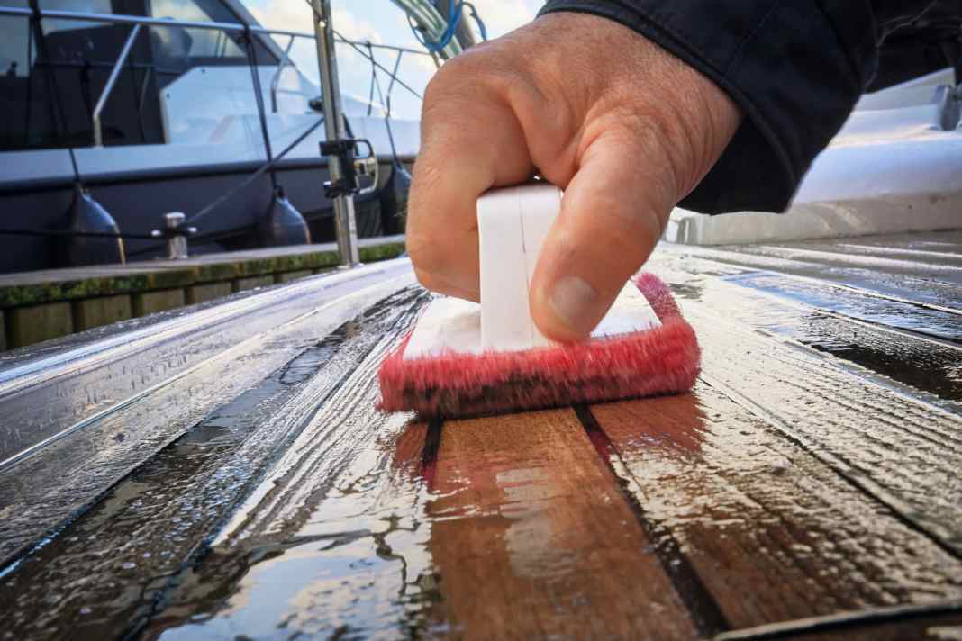 Gut fürs Teak: Schrubberpads entfernen Schmutz und verwittertes Material, tragen aber wenig weiches Holz ab