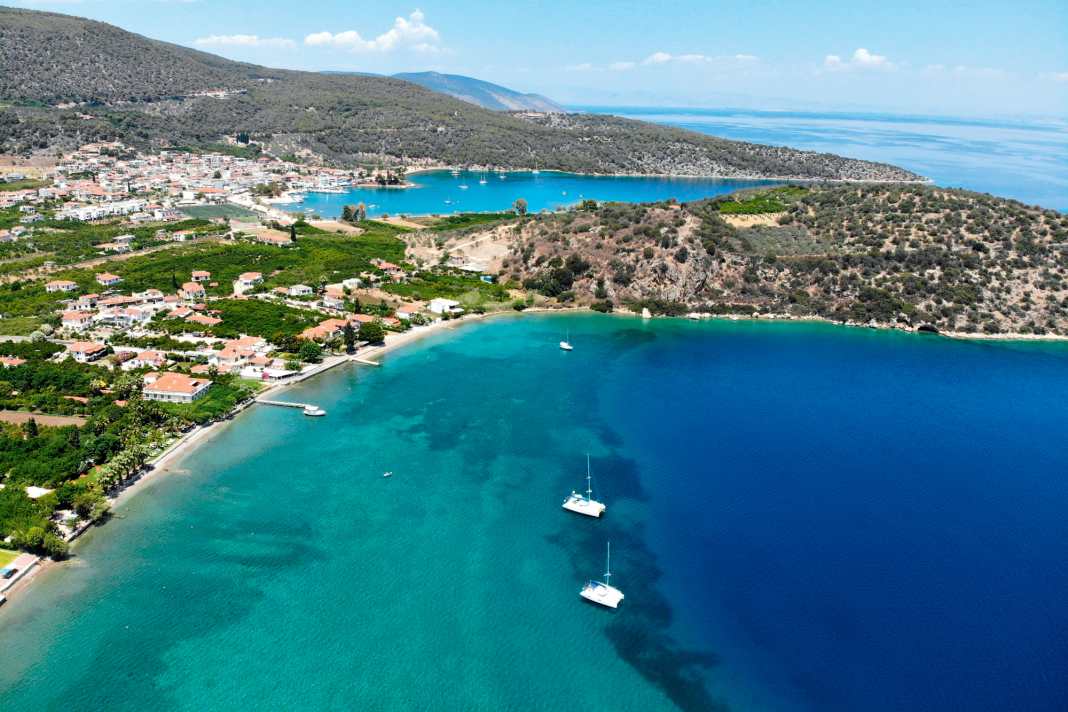 Ancoraggio al largo di Epidauros, sulla costa orientale del Peloponneso. Il più grande anfiteatro della Grecia si trova nell'entroterra, qui sulla costa ce n'è uno più piccolo (al centro).