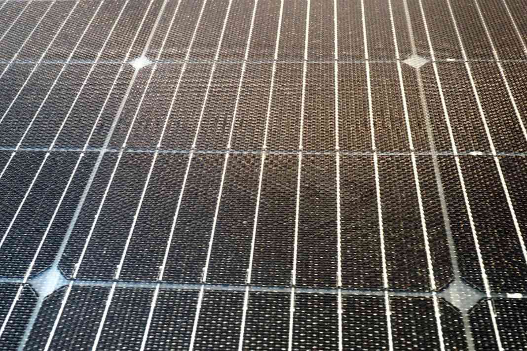 Celle convenzionali con multi-busbar. Le celle sono collegate da nove sottili strisce di rame (busbar).