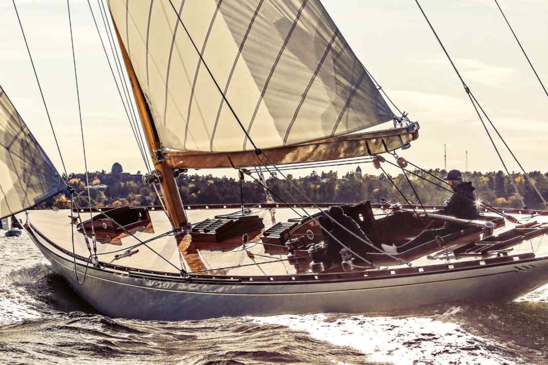 Die Meteryacht in heimischen Stockholmer Gewässern, wo sie 1930 gebaut und später auch restauriert wurde