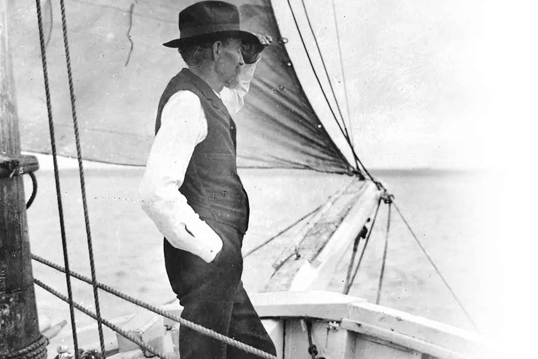 Slocum im Jahr 1902, vier Jahre nach seiner Erd­umrundung, auf dem Vordeck der segelnden „Spray“.