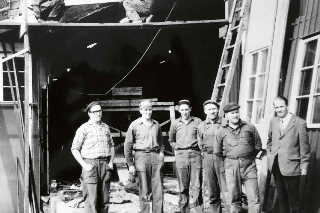 Einar Ohlson (r.) besucht die Svineviken Batvarv, Bröderna Carlsson & Söner, wo viele seiner Designs gebaut wurden