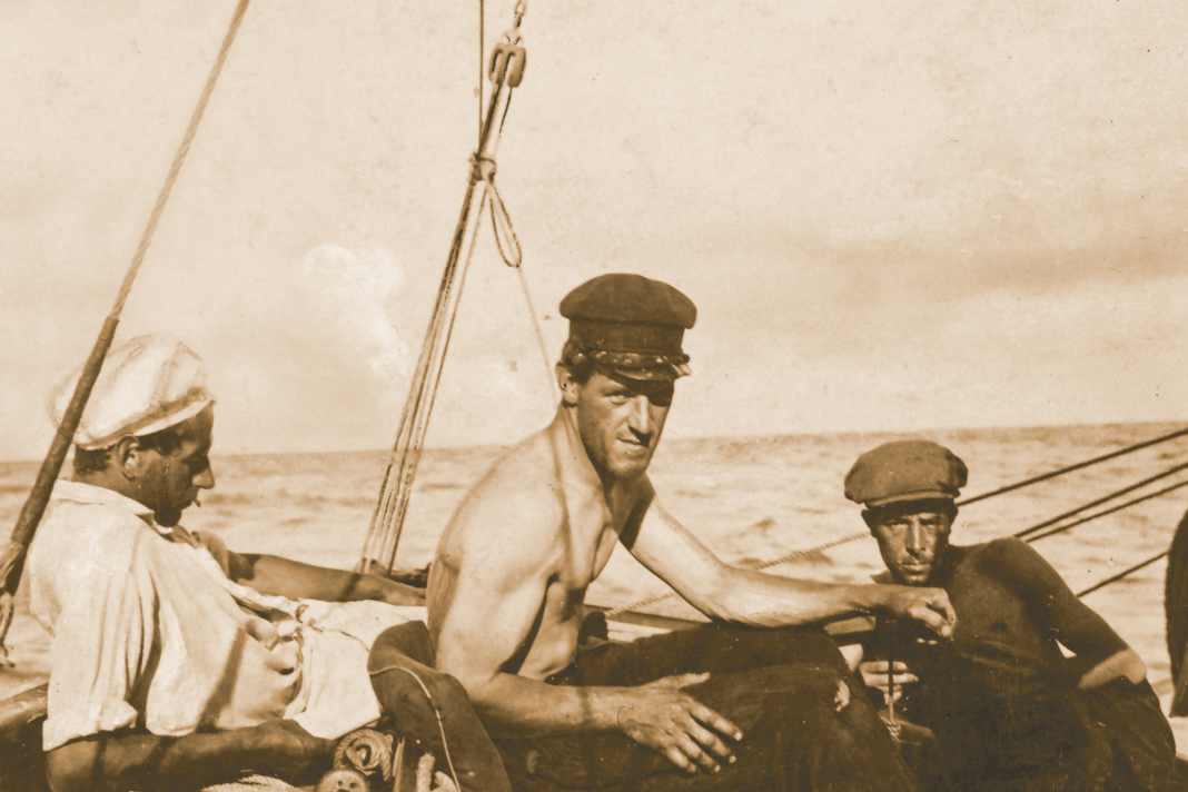 1923: Drei Österreicher mitten auf dem Großen Teich – Franz Plunder an der Pinne, links Josef Einsle, rechts Fred Jochum, fotografiert von ihrem deutschen Mitsegler Josef Ledergerber