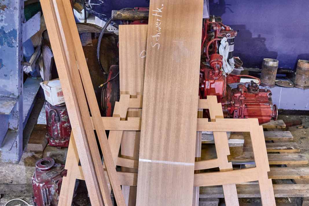 Sämtliche Hölzer werden vor dem eigentlichen Bau auf Maß gesägt, die Spiegel vorn und achtern aus 12 mm, die Seitenplanken aus 6 mm starkem Sperrholz