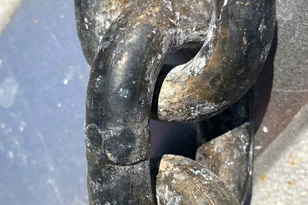 Verschleißteil: Der Bereich, an dem sich die Kettenglieder berühren, wird am stärksten belastet. Die Kette sollte ersetzt werden, wenn sich das Material  an diesen Stellen verjüngt. An der gezeigten Kette besteht noch kein Handlungsbedarf