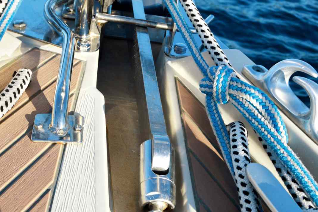 No shear forces: The Powerball swivel from the manufacturer Wasi has a very solid fork and a ball head that can be rotated in all directions. It can therefore also absorb transverse loads and can be attached directly to the anchor shaft. The model is also type-tested by GL. A ten-millimetre version costs around 280 euros. Similar versions are also available from Ultra Marine