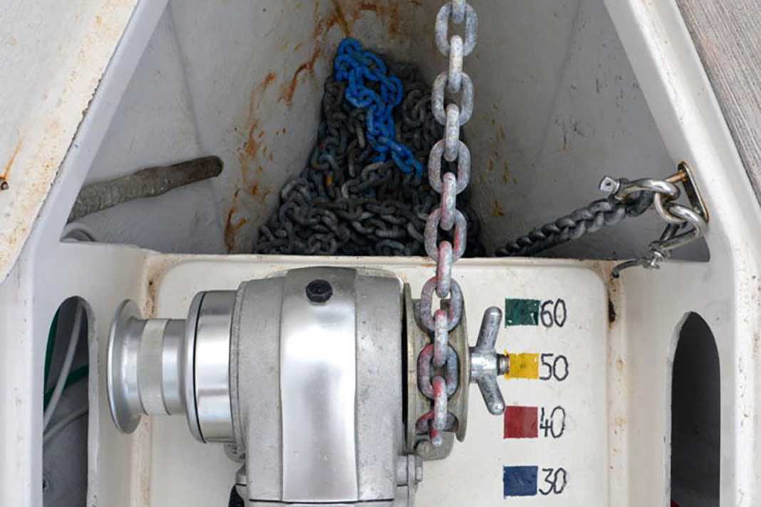 Length indication: Coloured markings help to keep track of how much chain has already been inserted. Intervals of ten metres have proven effective. A suitable legend should be attached directly in the anchor box. As an alternative to paint, which must be renewed annually depending on use, coloured cable ties can also be used, or the winch can be retrofitted with a chain counter