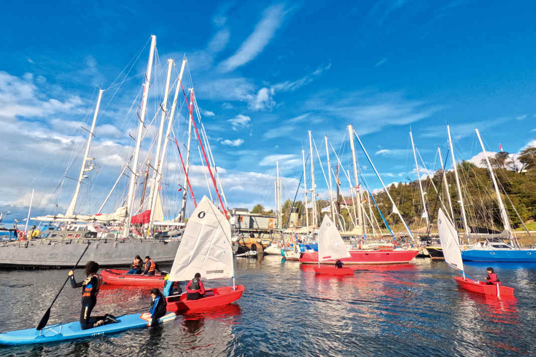 Le port de Puerto Williams. Ici, des yachts d'acier en eau bleue attendent le Cap Horn. Et les enfants attendent le beau temps pour faire de la voile optique