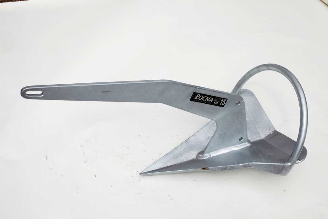 Stirrup/spade anchor