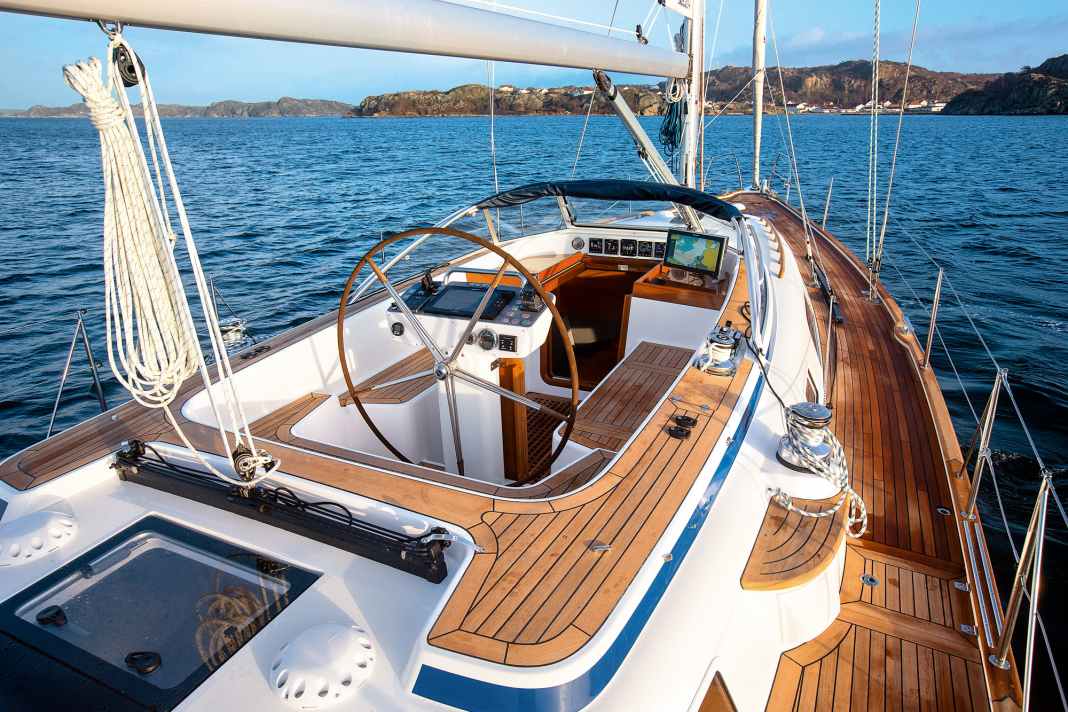 Schoten nach hinten, Fallen am Mast. Die moderne Mittelcockpit-Yacht baut auf eine möglichst einfache Bedienung und rollbare Segel