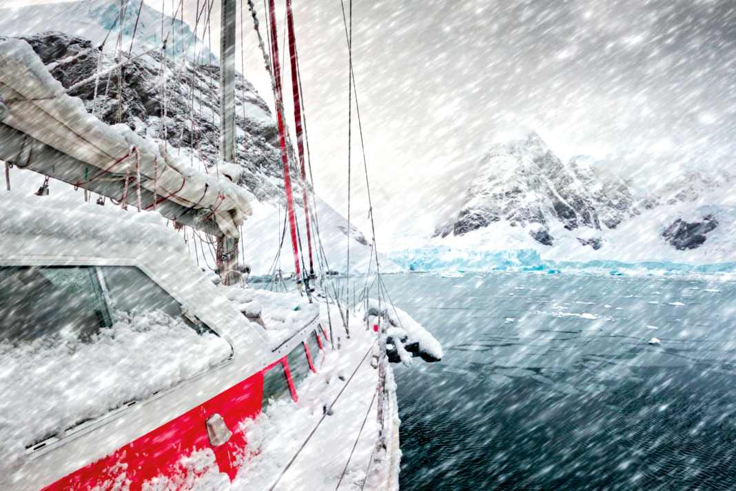 Schneestürme sind in den hohen südlichen Breiten keine Seltenheit. Doch die „Santa Maria Australis“ trotzt auch vor Anker jedem Wetter
