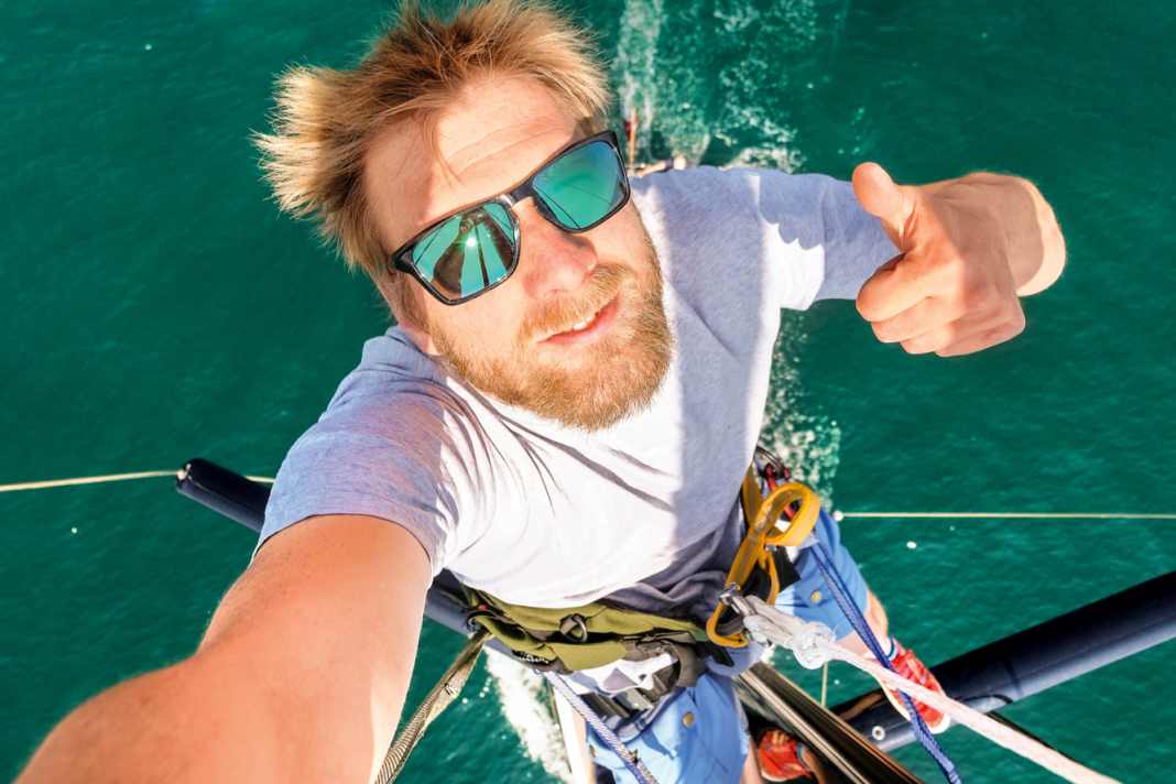 Coole Brille, aber im Grunde nicht gut für den Bordgebrauch: Die sehr gerade Bauform erlaubt viel Streulicht, besser sind gecurvte Modelle