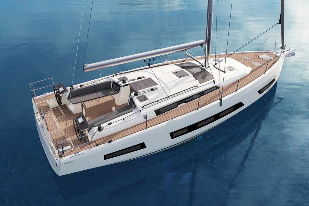 Le cabine di pilotaggio degli yacht da crociera sono semplici, funzionali e ben disposte.