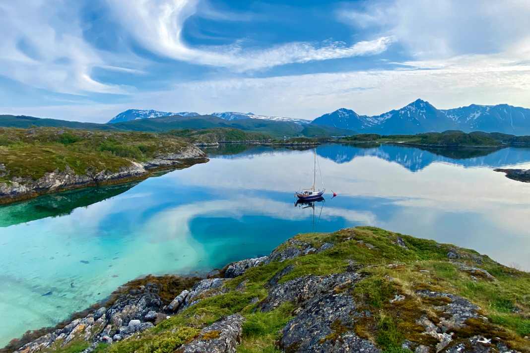 Hoch im Norden: In der  unberührten Natur von Vesterålen liegt die „Moby Dick“ an einer Boje der Königlich Norwegischen Bootsvereinigung