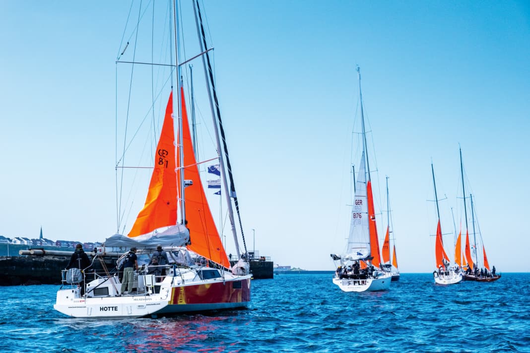 Obligatorisch vor dem Start: Die Crews präsentieren ihre Sturmbesegelung