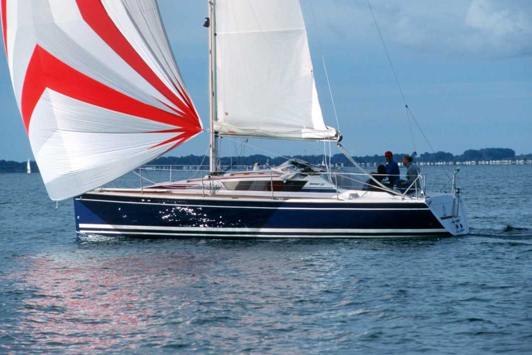 Dehler 33: The 33 came onto the market at almost the same time, has a similar yardstick value, but is significantly cheaper. Similarly widespread; there were three versions, including a competition version. Hull length 9.99 m; width 2.99 m; weight 3.8 tonnes; approx. 50,000-70,000 euros. YACHT test: Issue 23/1995