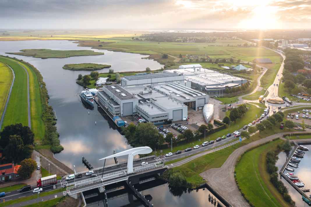 Nuova terra: Royal Huisman si è trasferita a Vollenhove nel 1971. Oggi, il cantiere navale occupa 30.000 metri quadrati e impiega 350 persone.