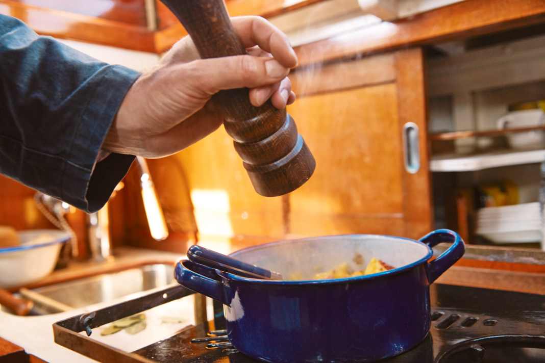 Mit offenen Schapps lässt sich auf See nur bei Flaute kochen. Besser man legt alles Nötige vor dem Kochen in der Spüle bereit