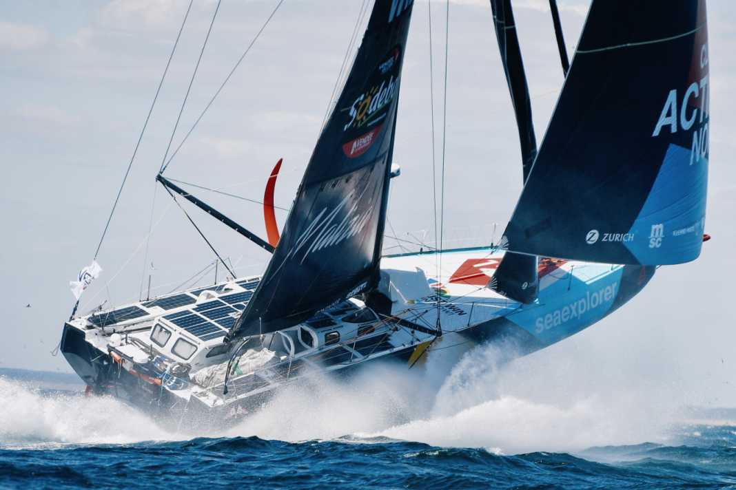 Fulminantes Finish: Boris brettert mit 30 Knoten auf das Ziel vor Les Sables zu – so schnell, dass in der See kein Begleitboot mithält