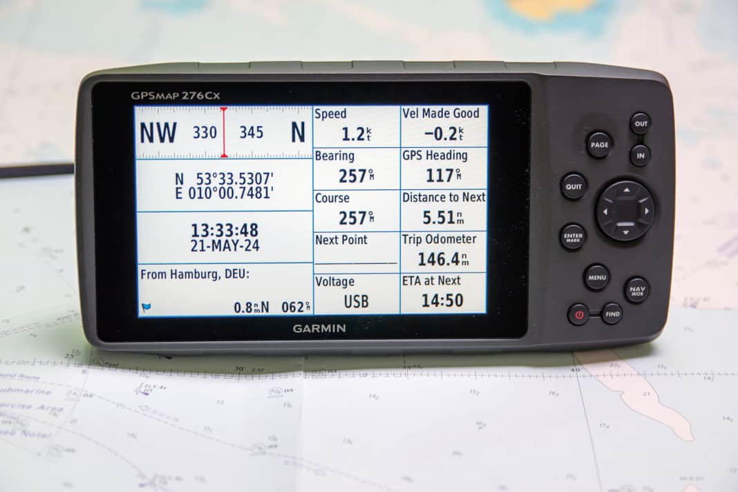 Unterwegs lässt sich anhand der Datenfelder ablesen, ob der Plan aufgeht. Hier liegt der COG (bei diesem Gerät als „GPS Heading“ bezeichnet) deutlich neben dem Kartenkurs („Course“). Letzterer entspricht aber weiterhin dem „Bearing“, sodass wir uns noch auf der Sollkurslinie befinden