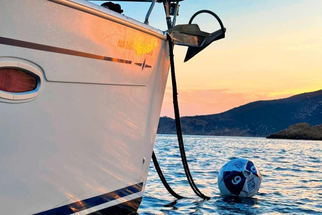As beautiful as anchoring, but easier: evening atmosphere off Sant Elm on Mallorca. The right buoy can be booked in advance