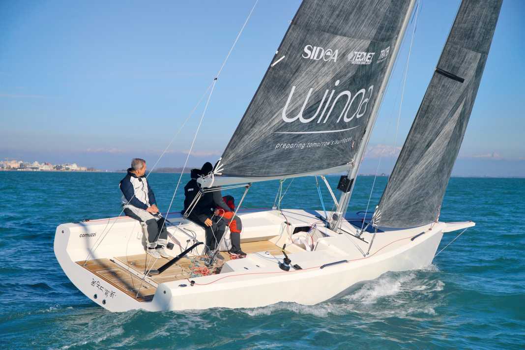 Comuzzi C32: Attraktiver günstiger Daysailer aus Italien mit vielen Variationsmöglichkeiten. Im Test zeigt das Boot von Konstrukteur Alessandro Comuzzi sehr starke, Segelleistungen. Rumpflänge 9,70 m; Breite 2,50 m; Gewicht 2,5 t; ab 135.660 Euro. YACHT-Test: Heft 9/2023