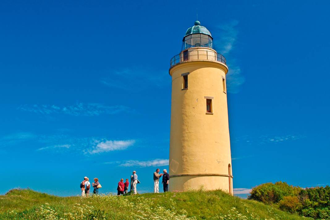 Touristes devant le phare de l'île danoise de Sejerø