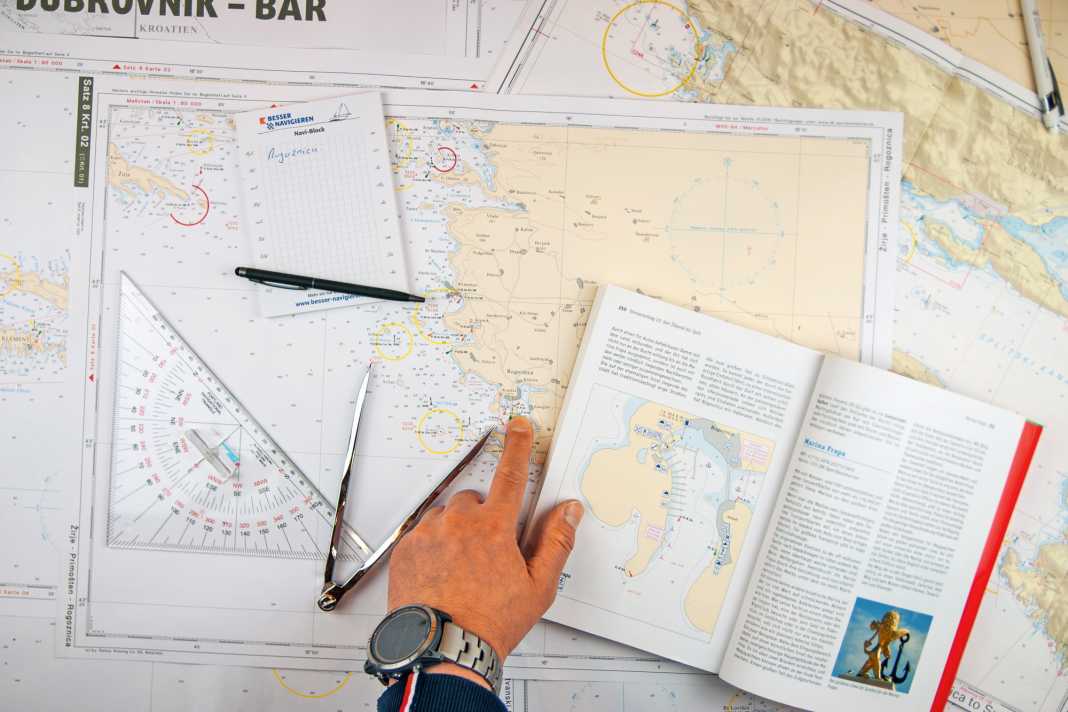 Passare il dito sulla carta nautica in anticipo contribuisce all'anticipazione e alla sicurezza.