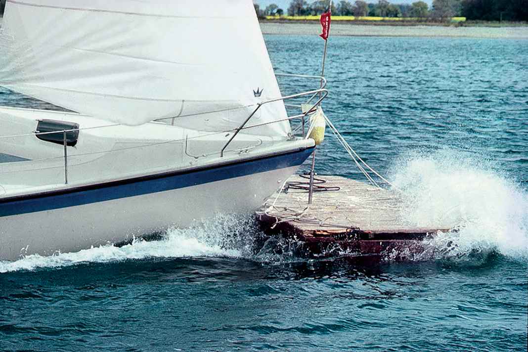 Nein, kein dramatischer Crash vor der Küste, sondern ein Fundstück aus dem YACHT-Archiv: Zum 120. Geburtstag kramen prägende Menschen ihre besten Anekdoten heraus, wie hier von einem Yacht-Crashtest