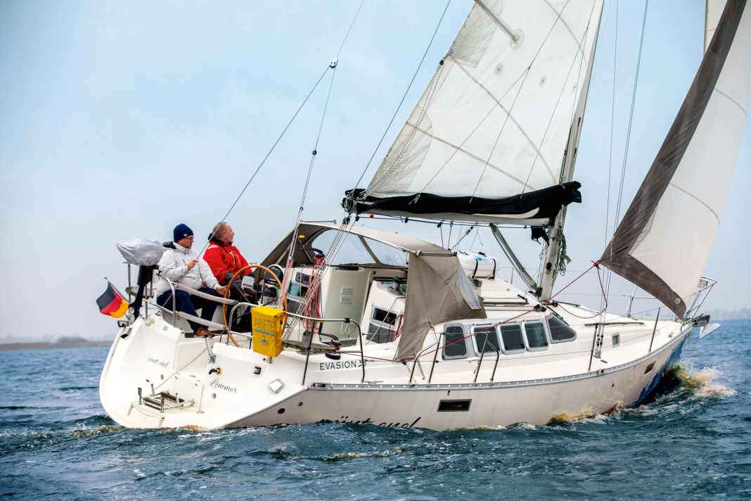 Beautiful is different: the owner buys the good view and perfect ventilation with a very dominant superstructure