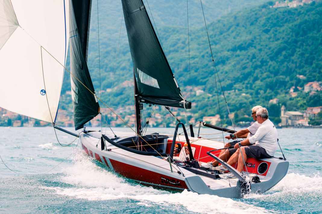 Sportliches Vergnügen für zwei: Die Junda KII ist vor allem bei Wind wie eine moderne Jolle zu segeln. Der Großschotbügel ist markant