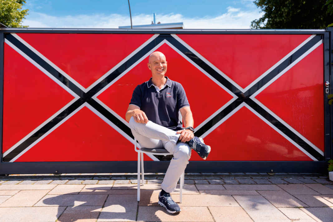 Am Tor im Vereinsdesign, ein Bild mit Symbolcharakter: An Klaus Lahme kommt im NRV keiner vorbei