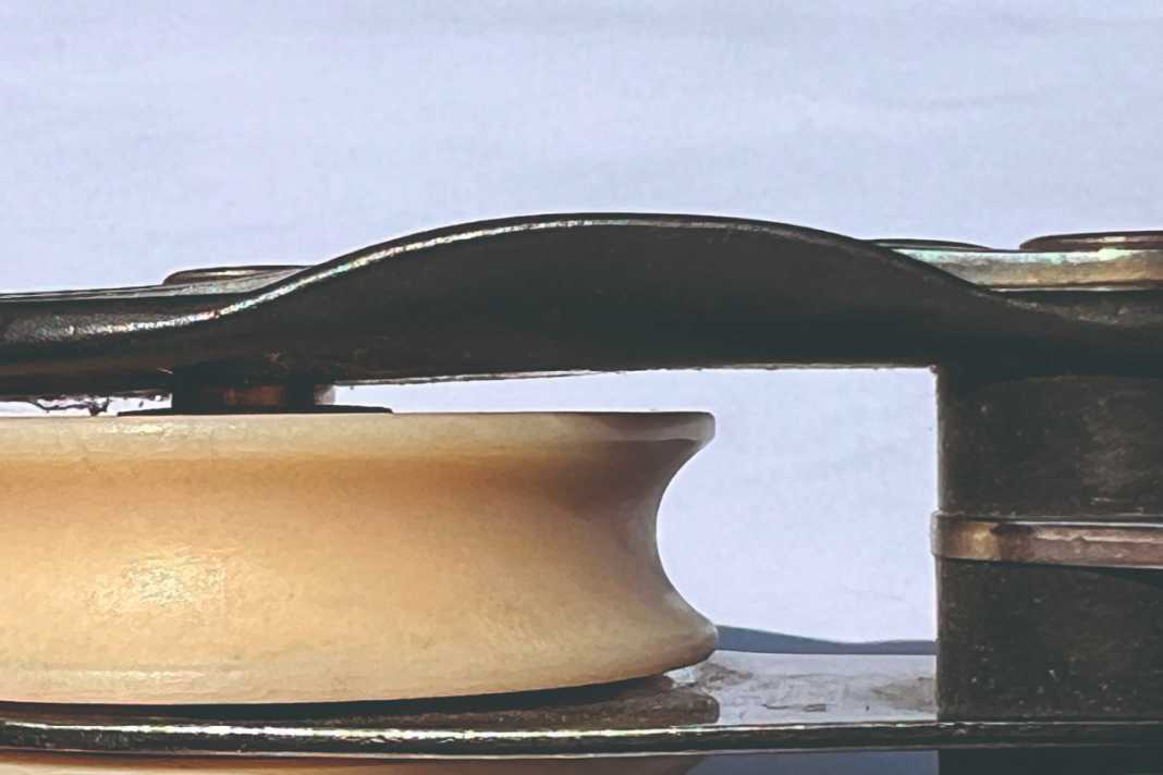 Trap: Gaps between the disc and housing are risky. Single braids are easily pulled in